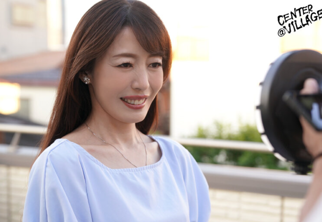 【五十路の人妻】「え？こんなキレイなのに52歳！？」スレンダーエロ巨尻なおばさん主婦が中イキ求めてエロ動画初出演！