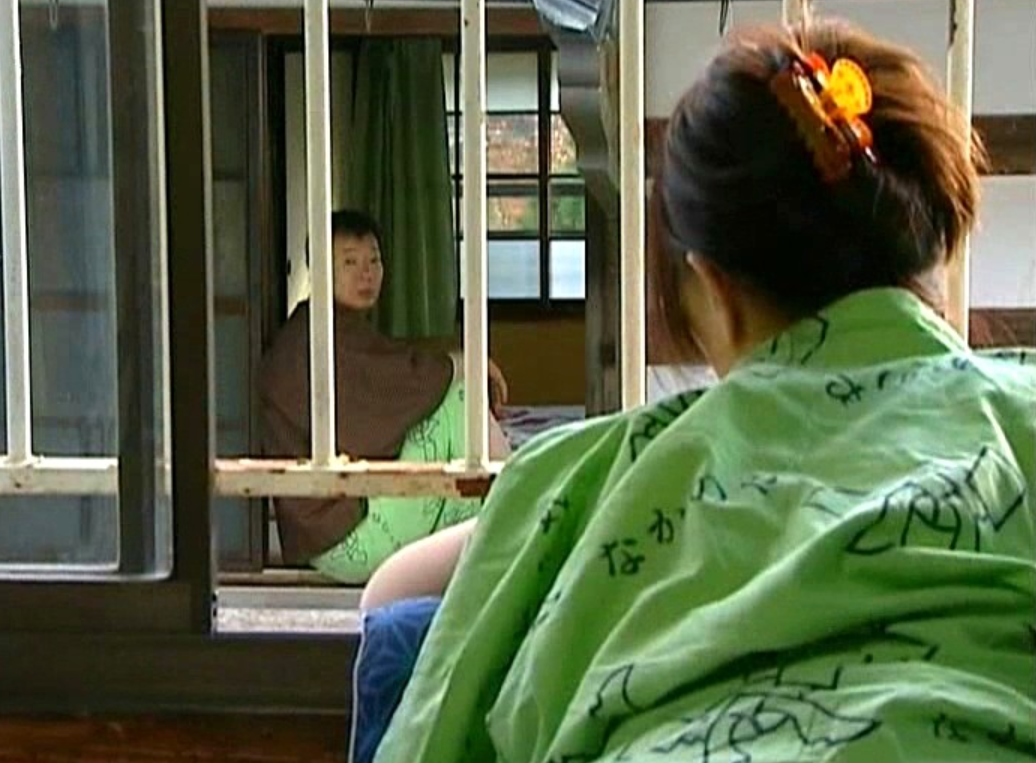 【ヘンリー塚本】「見られると興奮するの...♡」垂れ乳巨乳の変態おばさんが声我慢で隠れてエロセックス！