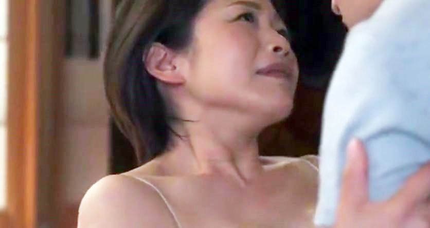 【母親熟女】「あなたも…男になったのね...」エロ巨尻なおばさん主婦が息子と亡くした旦那を重ねて欲情してしまったようで