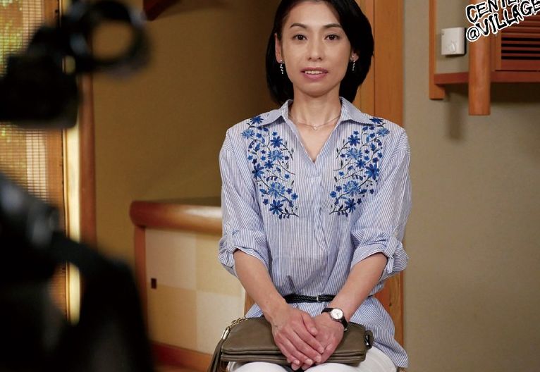 【五十路の熟女】「52歳になりました…」子供が成人しているスレンダーエロ美乳なおばさん主婦がアダルト動画初出演！