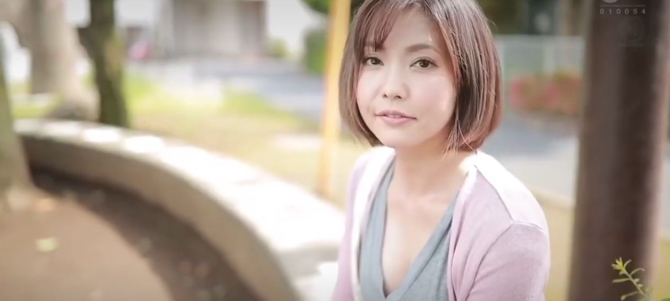 【本物人妻35歳】「子供が６人もいて大変です…」エロ美乳なギャル風美人主婦が子供に見せられないアダルトビデオ初出演！