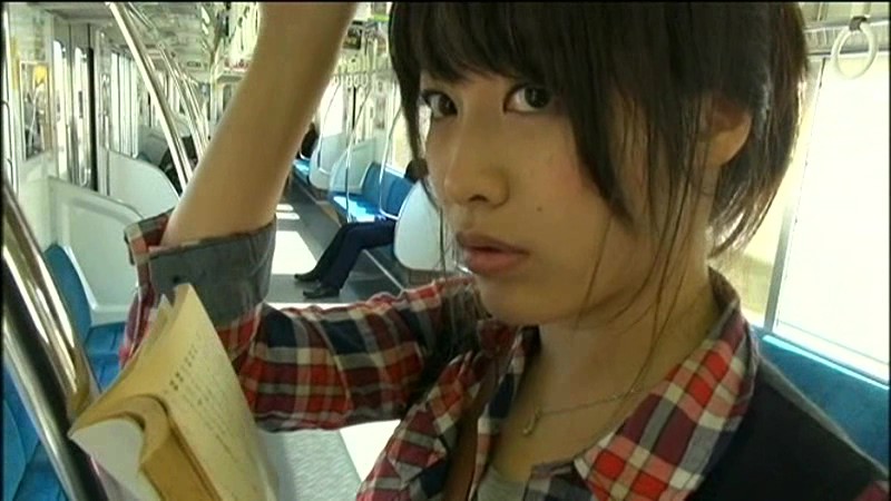 レズビアン【ヘンリー塚本】「あの人とヤりたいな…」電車で見かけた女性を思い出しオナニーする派手めな美女ですが…