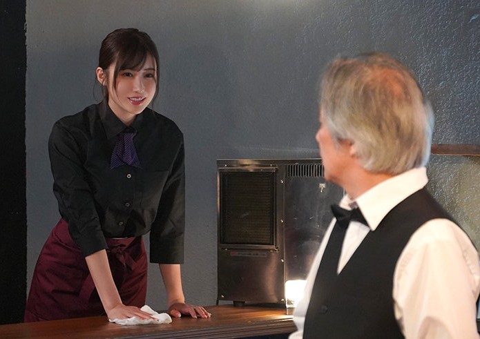 【NTR】「今日は帰らせない…」バイト娘に誘われ閉店後の密室で情欲爆発！媚び腰に煽られ何度も中に出してしまった■藤森里穂