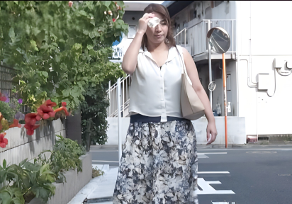 【友達の母】”偶然見てしまった熟女のトイレシーンに”すみませんっ…もう勃起が収まりません！”と犯したら彼女もその気に