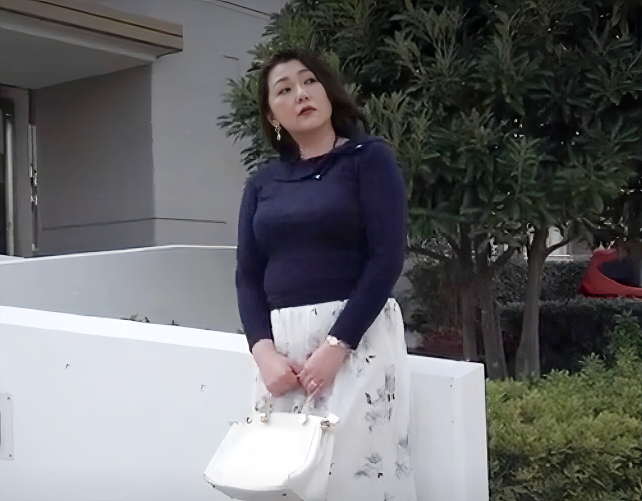 【47歳熟女】”あ～もう！マ〇コ疼いてきたわ...早くチ〇ポ男来て…♡”B級M女のちょいぽっちゃりおばさんが若男の肉棒を喰う