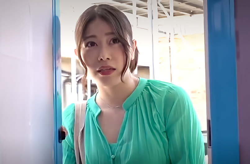 【マジックミラー号】スケベな奥様が声かけられて怪しげな車に乗り込んじゃう！ソフトな質問から徐々に大胆になり...
