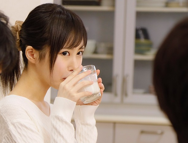 【兄の妻NTR】「旦那が寝てる今なら...♡」スレンダーエロ貧乳な美人主婦が泥酔夫の隣で堂々と近親相姦不倫セックス！