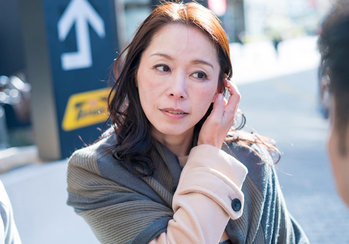 【五十路熟女ナンパ】『私、おばさんなんで…♡』若作りの女性に声かけナンパ！年下の男二人にメロメロになり体を許しちゃう！
