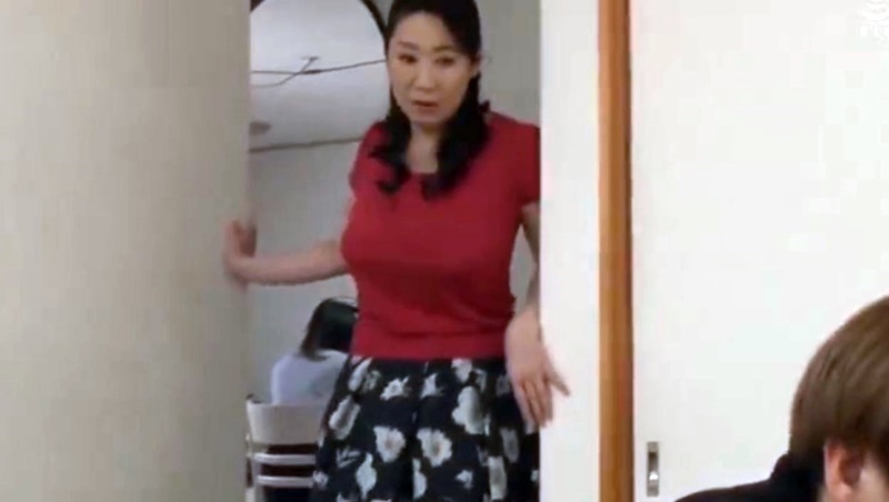 【お義母さん】”クソ嫁よりかあさんの方が…”同居するおばさんの方に欲情してしまう若旦那、豊満な体に抱き着いて…島津かおる