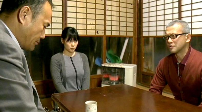 【ヘンリー塚本】亭主は不能…代わりに父や兄と肉欲を満たす！家族の密室で何度も絶頂を迎える禁断の関係