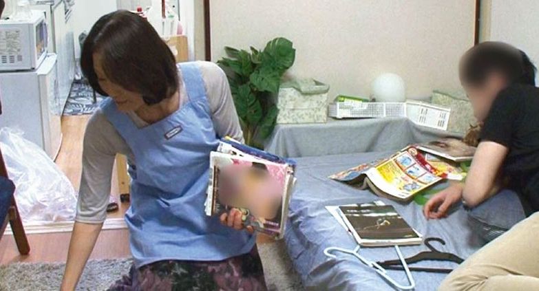 【おばさん】家事を手伝いに来た優しい熟女が男の甘えに負けてベッドイン！禁断のサービスは中まで許してしまう…