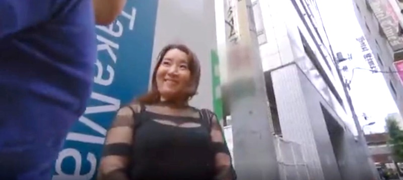 【五十路ナンパ】久々に街で声をかけられて舞い上がった…若い男の激しい責めに感じすぎて、気づけばアナルでも絶頂！
