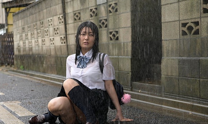 【女子高生レイプ】「ヤダー最悪…」雨に濡れてテンション駄々下がりの美少女にスケベな中年が襲い掛かる！小泉ひなた