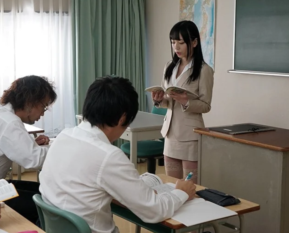 【新人女教師の試練】「あの先生、いつもエロい格好してるよな...」着任したばかりで生徒の人気が欲しい新米教員…七沢みあ