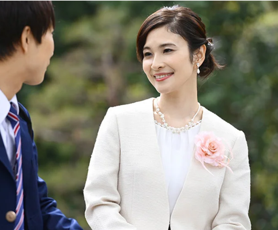 【卒業プレゼント】「私をあ・げ・る・わ♡」頼んでもいないのにこのおばさんは自分の体をあげると言い出し…米倉穂香