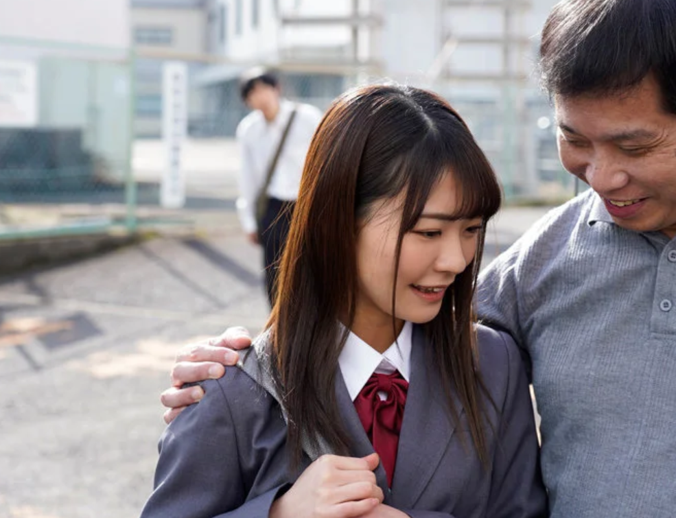 【貧乳女子校生】「今日はこのオジサンの言う事をきくんだよ♡」制服姿のスレンダーエロロリ美少女JKが体を売る生活に