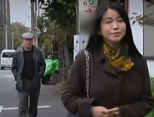 【ヘンリー塚本】「やだ…付けられてるわ…」父親の介護で忙しいおばさん主婦が自宅で中年男に犯される！