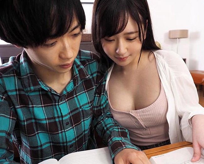 【家庭教師】”センセイ、おっぱい当たってます...？”デカパイのこの女、若い男が好きなようで勉強中に誘惑します...桃尻かなめ