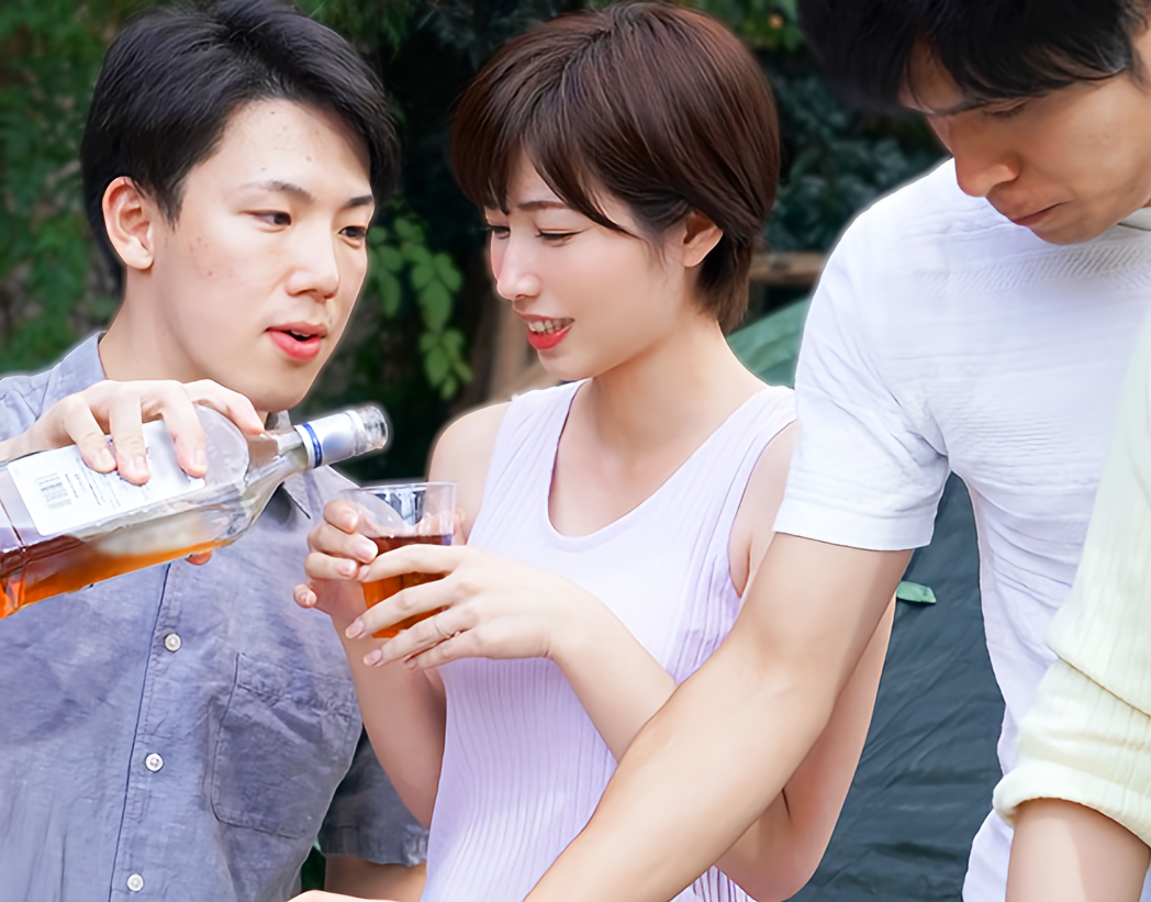 【NTR野外キャンプ】「こんなとこで…あっ♡」熱帯びた空間、声を我慢しながら腰を揺らす巨乳妻は夫の声にも気付かない■奥田咲