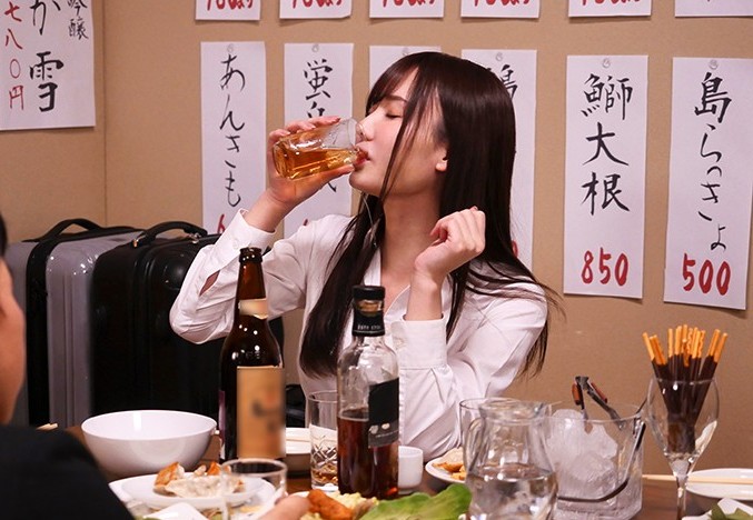 【飲み会にて】「あの新卒の子と同じ部屋に…」スケベな上司が仕組んだ罠でカワイ子ちゃんが何度もイカされちゃう！坂道みる