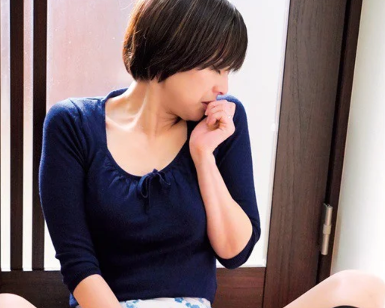 【人妻レイプ】「旦那には言えない…」大嫌いな隣人に黒ハイソと太腿を弄ばれ汗だくで何度も膣奥まで突き立てられる■卯水咲流