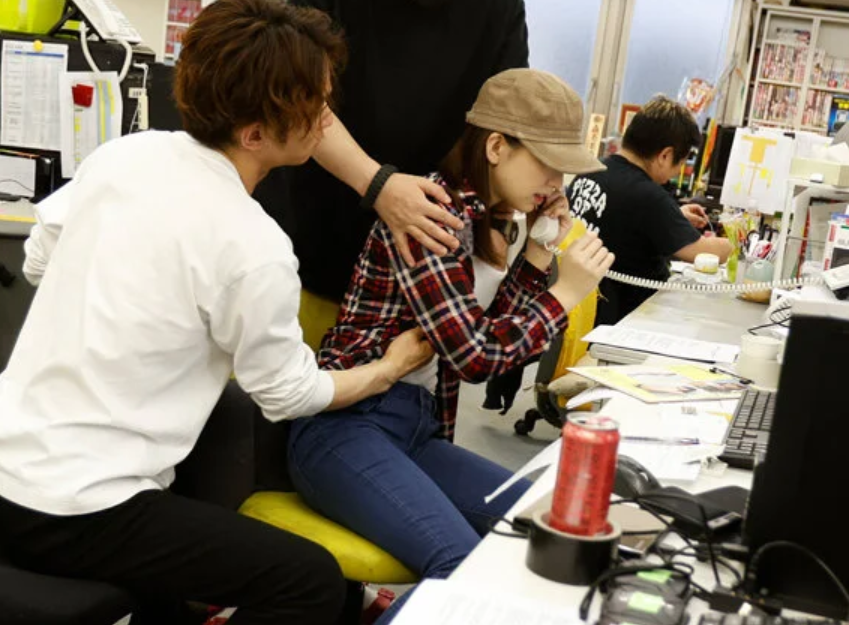 【セクハラAD】新人ADの“お手伝い”が次第にエスカレート。撮影現場で求められるのは演出か、それとも身体か…■花狩まい