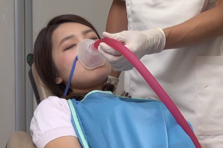 変態歯科医師が麻酔薬を悪用し美人奥さんに襲い掛かる・治療にきたのに昏睡状態されて種付けSEXされてしまう
