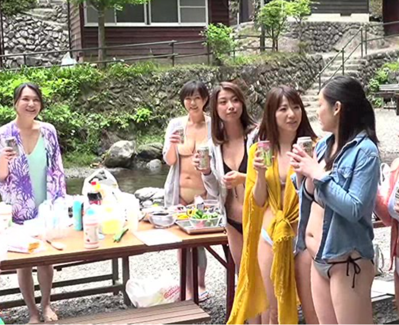 【人妻×キャンプ不倫】解放感に満ちた夏空の下で始まる背徳の時間！ 年下の男たちに見つめられた人妻が快感に揺れてしまう