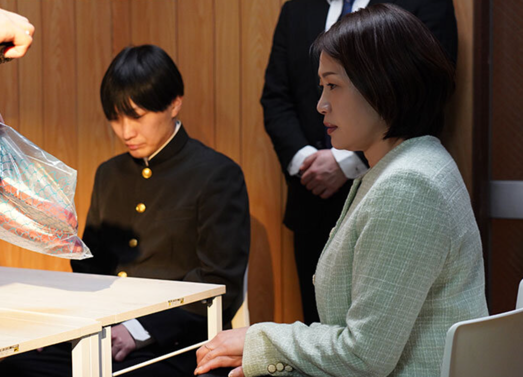 【どマゾ母】”あん♡子供のために仕方ないわ…”息子の未来を守るため、教師たちに身を差し出す決意をした母。友田真希
