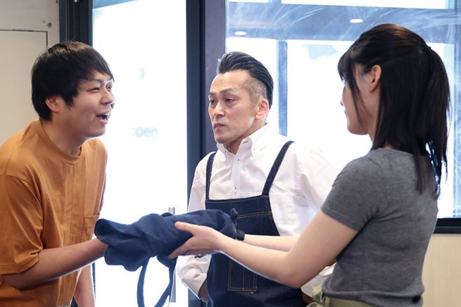 【ながえスタイル】飲食店経営夫婦が雇う事にした男はドスケベ野郎だった！雇い主の奥さんに欲情しスケベな目線を送り続け…