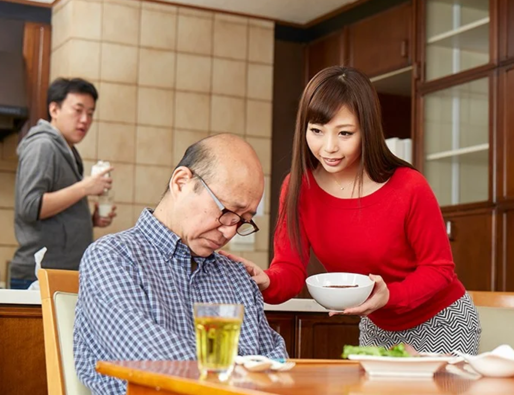 【近親相姦】”何でも相談してね♡”欲求不満な義理母は子供の前で何度も子作りの話をしますが、実は自分の性欲発散が目的で…