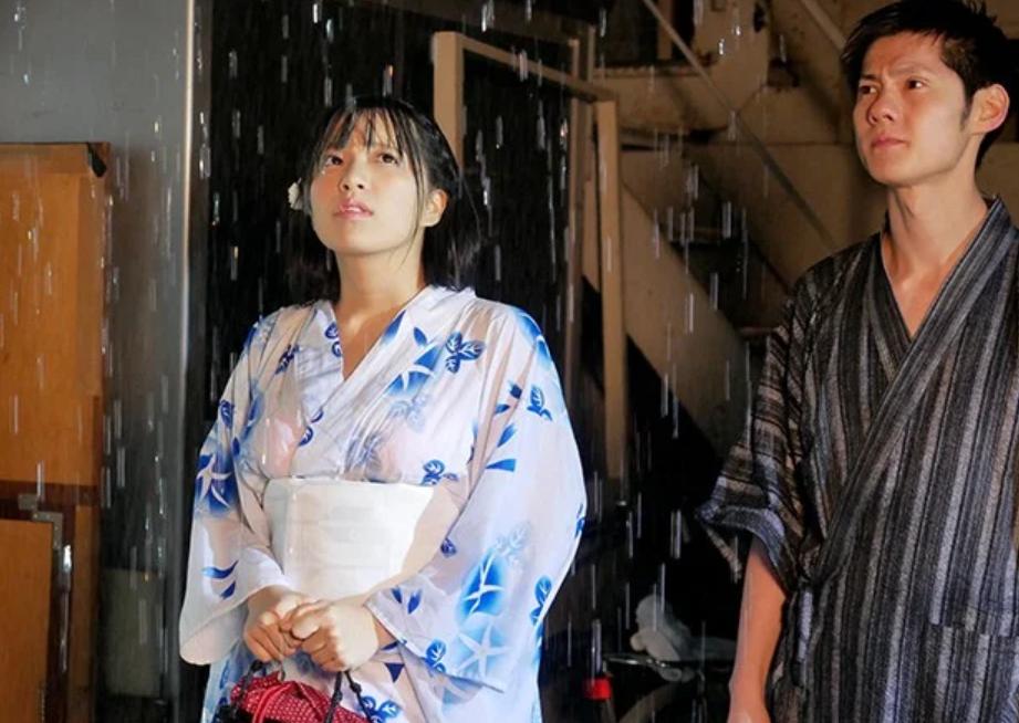 【NTR花火大会】夏祭りの夜に叶った願い！親友とはぐれた二人きりの雨宿りが、片思いを成就させる背徳の初体験へ■根尾あかり