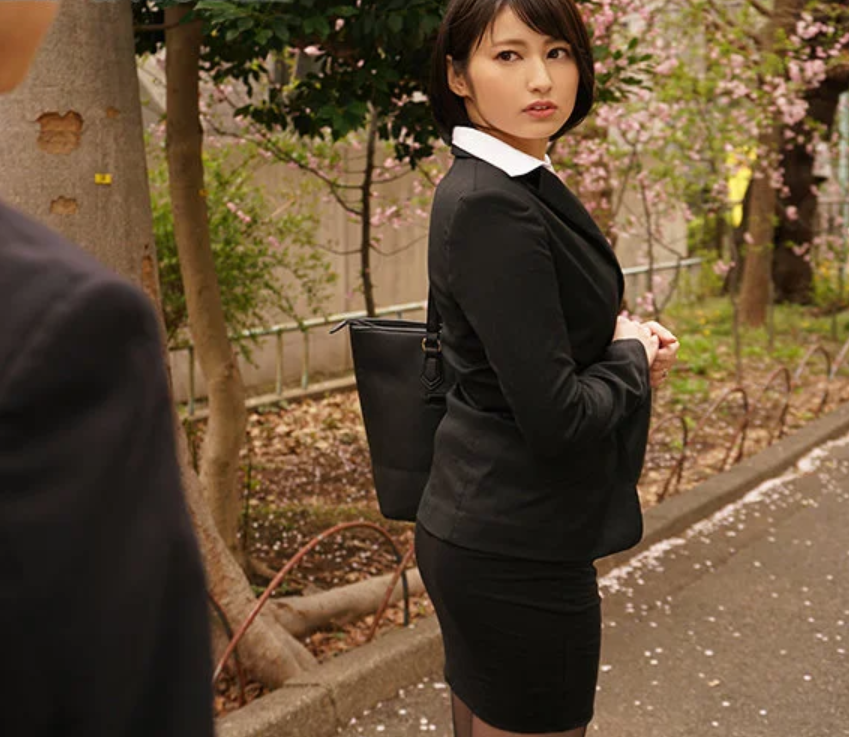 【人妻女上司】急な相部屋でベッドを共にする憧れの熟女上司！理性を外した濃密な一夜に部下は心も体も奪われる■本田瞳