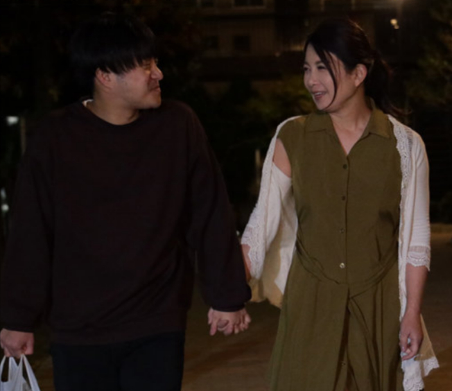 【息子の友達】上京を翌日に控えた僕に微笑んだのは初恋の人…抑えていた想いがあふれ出し中出しで結ばれた夜■一色桃子
