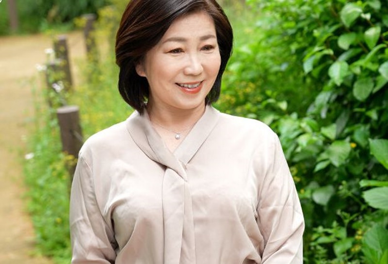 【五十路】『人前で脱ぐのって、恥ずかしいです』58歳おばさんの恥じらいがエロい！若い男におっぱいもまれウレシイ
