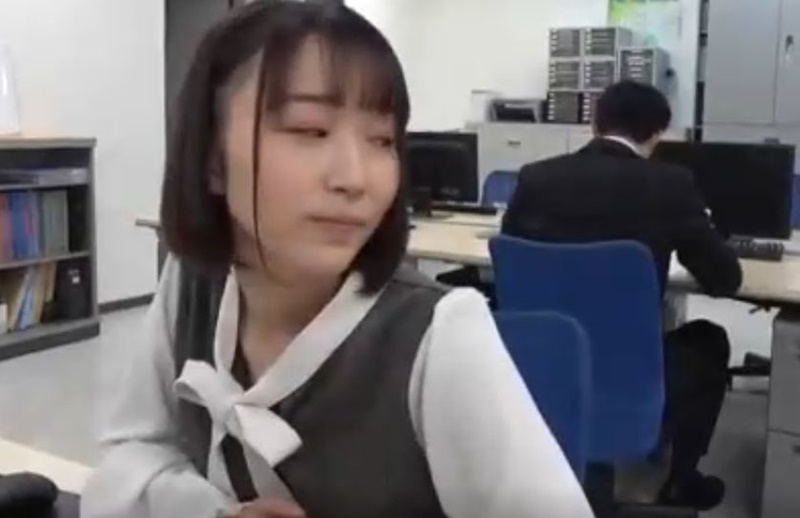 【女子社員】『今がチャンスだわ』地味目のOL、実はスケベ！机の下でフェラ抜き、社内で生ハメやりたい放題