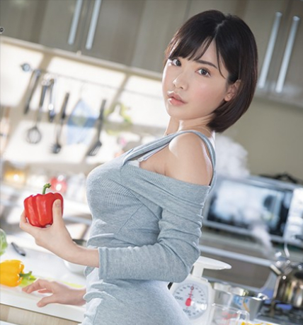 【人妻】断れない天然妻が隣人青年のお願いを受け入れ無防備に色香を放つ日々 深田えいみ