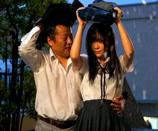 【女子校生】突然の雨で帰れなくなった美少女を自宅に連れ込みスケベセックス！ソックス脱がさず腰振り大交尾！吉岡ひより
