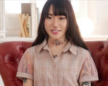 【貧乳娘】「胸が小さいのがコンプレックスで…」この女タトゥーをすごい入れてる！見た目と真逆にドМな性癖で…水森翠