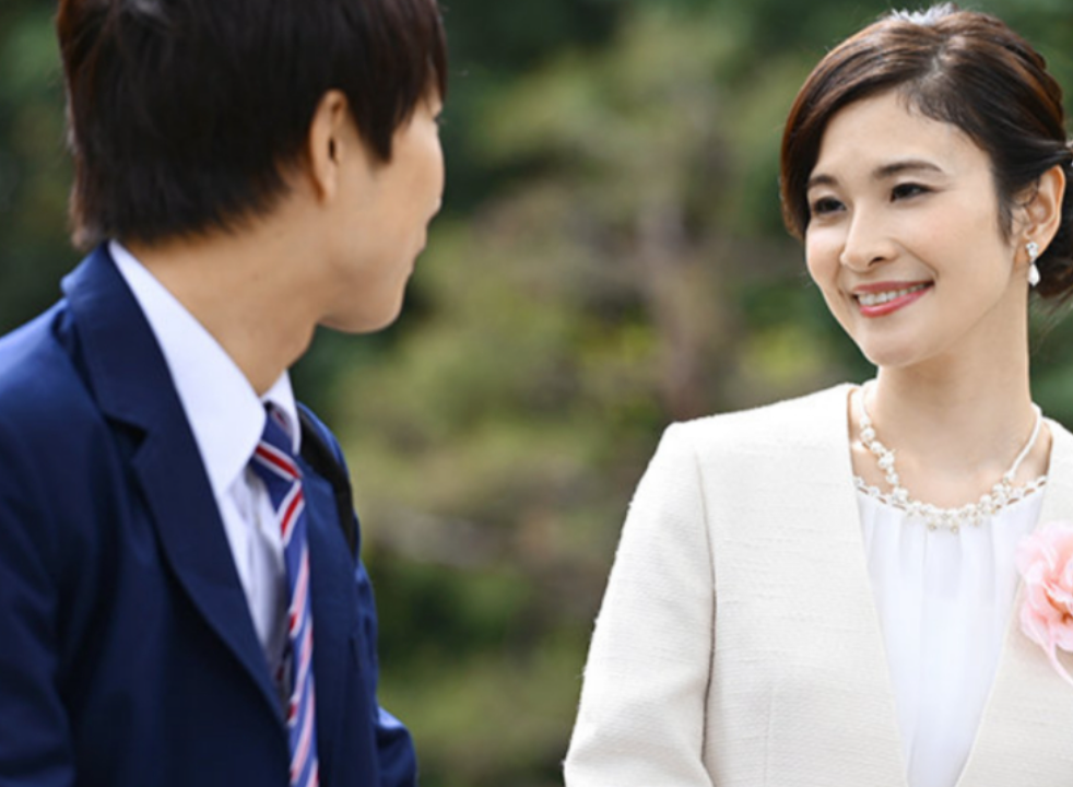 【義理母で卒業】”これで高校も童貞も卒業よ♡”身内のおばさんがエロい贈り物をくれちゃうｗ美魔女の魅力であっちもビンビン！