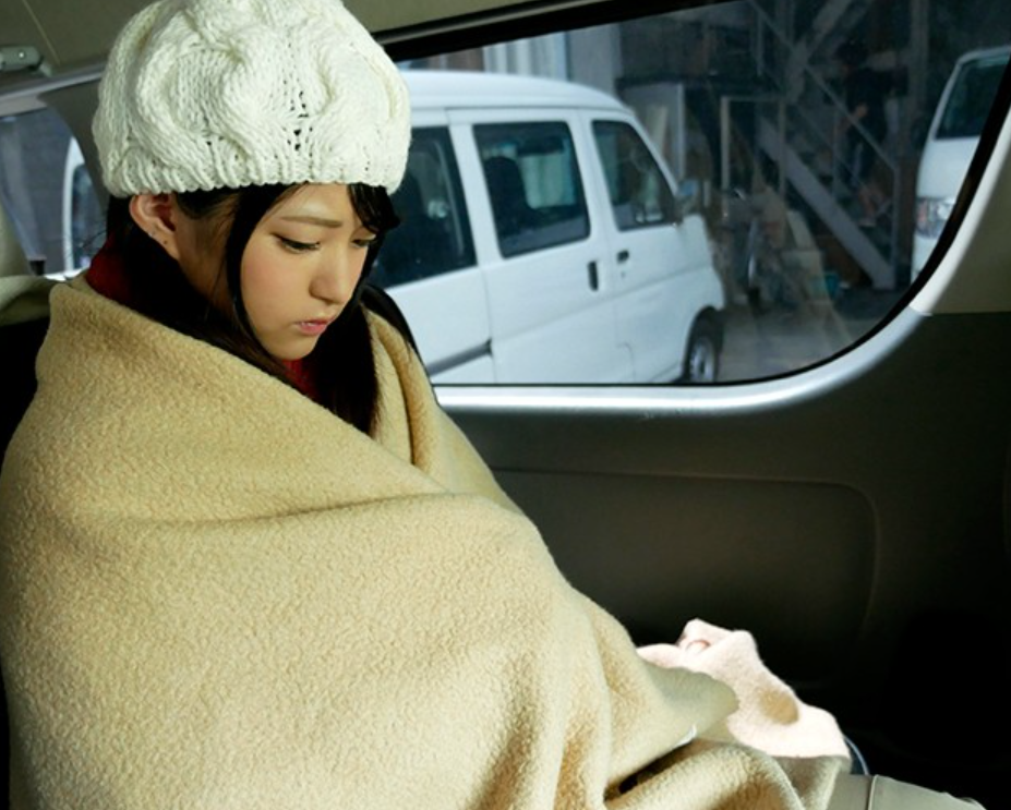 【雪山遭難】可愛い姪っ子と遊びに行ったら帰れなくなってしまった！？温めてあげると服を脱がしてスケベ行為に及んじゃう！