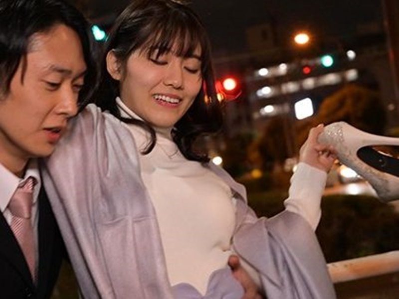 【人妻誘惑】同窓会帰りに送ったのは、昔憧れた人妻の色気。密室の空気が変わり、理性が吹き飛びそうになる■神宮寺ナオ