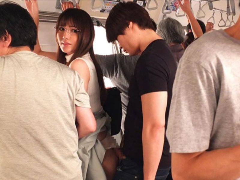 【レイプ】憧れの女性が電車内でスケベなことされてる！…助けなきゃいけないのに勃起してしまい…■天海つばさ