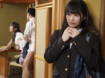 【嫁の連れ子】「この人が新しいお父さん...？」エロ義父が女子高生の娘に目を付ける！母親とのセックスを見て興奮したロリJKは