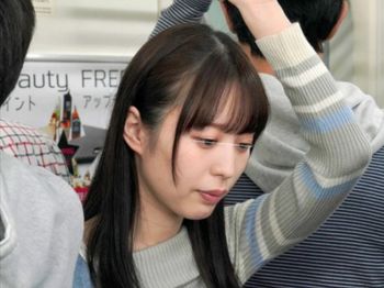 【痴漢される女子大生】”声…出ちゃう...！”密着痴漢で巨尻が震える！Tバック食い込みに声を漏らし、快楽に我慢できず...