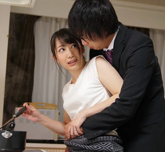 【NTR】同窓会に出かけたはずの妻が朝帰り…知らない男の匂いをまとい、僕の前で濡れた奥を思い出して悶える姿に絶望 ■弥生みづき