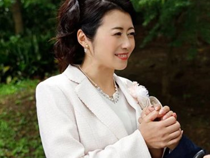 【卒業式の後に…】”大学も童貞も今日で卒業よ♡”スケベな義理母が大人になる息子に自らの身体を差し出すラッキースケベ