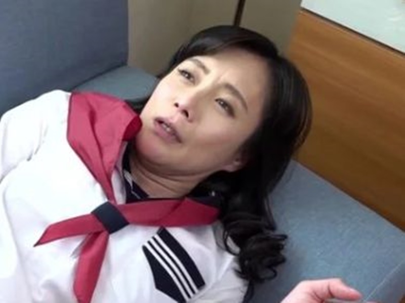 【卑猥なセーラー服おばさん】『どう？似合う？』いい歳した熟女がJK時代の制服を持ち出して若いチ●ポを誘惑！平岡里枝子