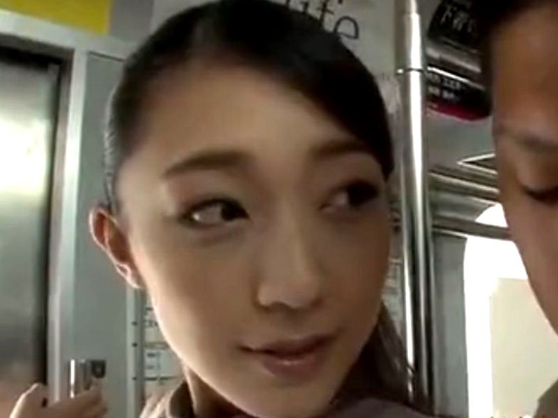 【痴漢大好き人妻】『あぁん♡』車内でわざと狙った男に触らせて欲情させちゃうこの痴女女、何と常習犯だった！