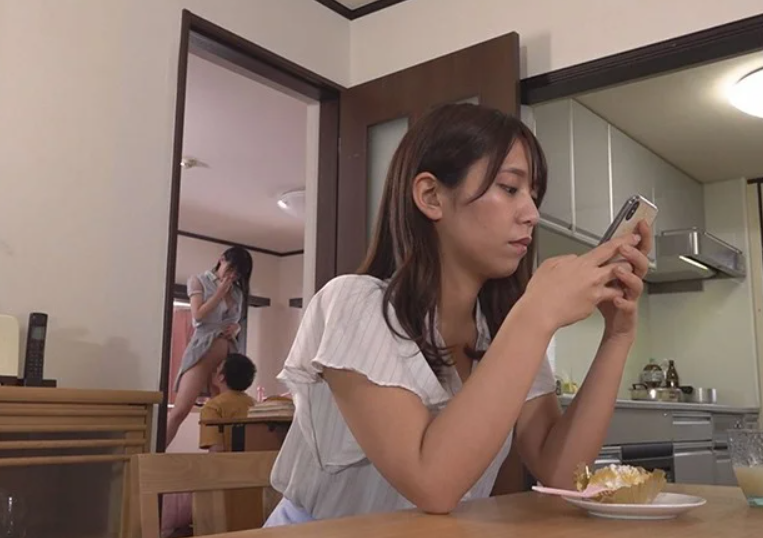 【彼女の妹】「姉さんより私の方が気持ちいいよ？」真面目な妹が淫語痴女に豹変！誘惑に抗えず彼女の目の前でエロSEX■穂高ひな